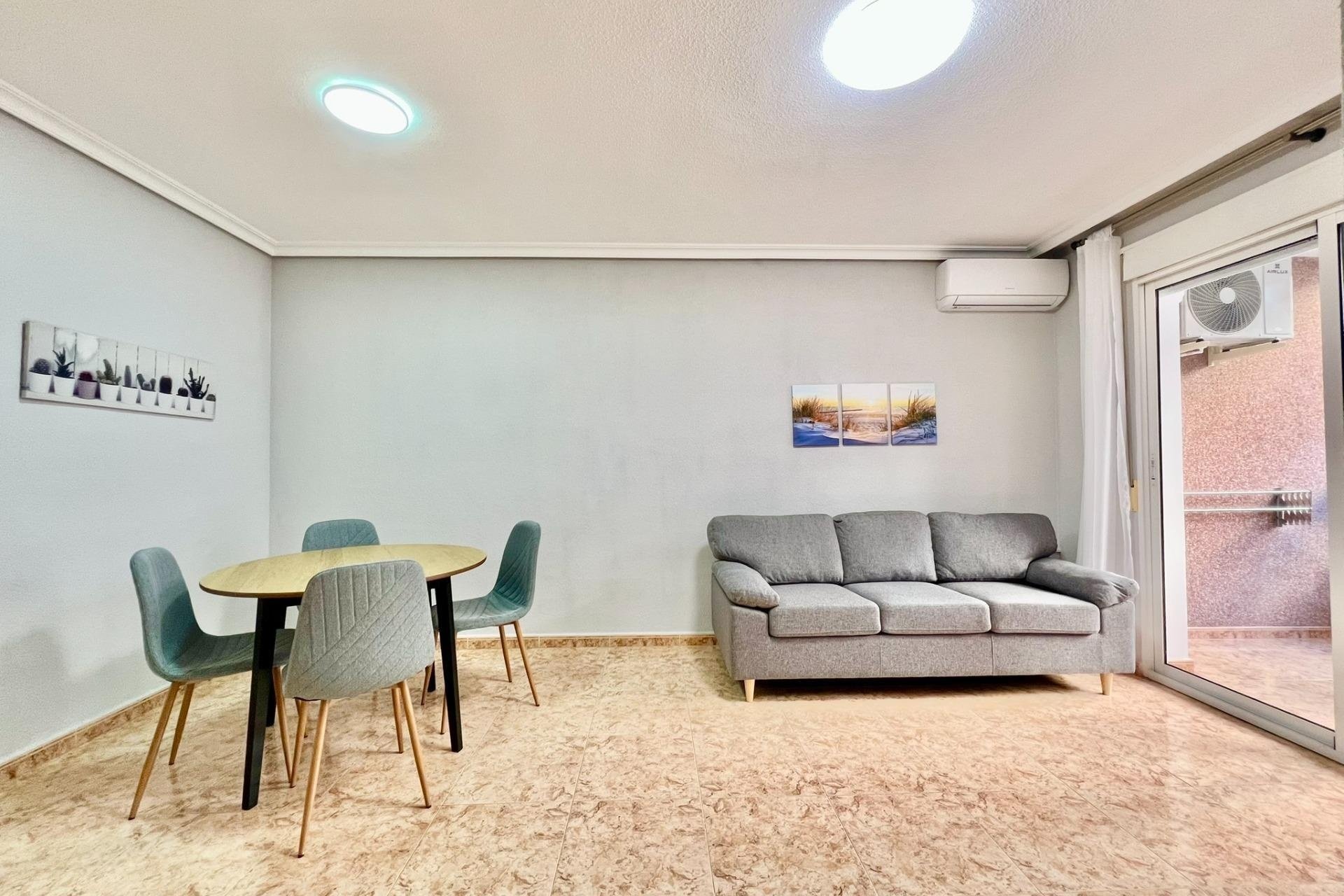 Herverkoop - Apartamento -
Torrevieja - Playa del Cura
