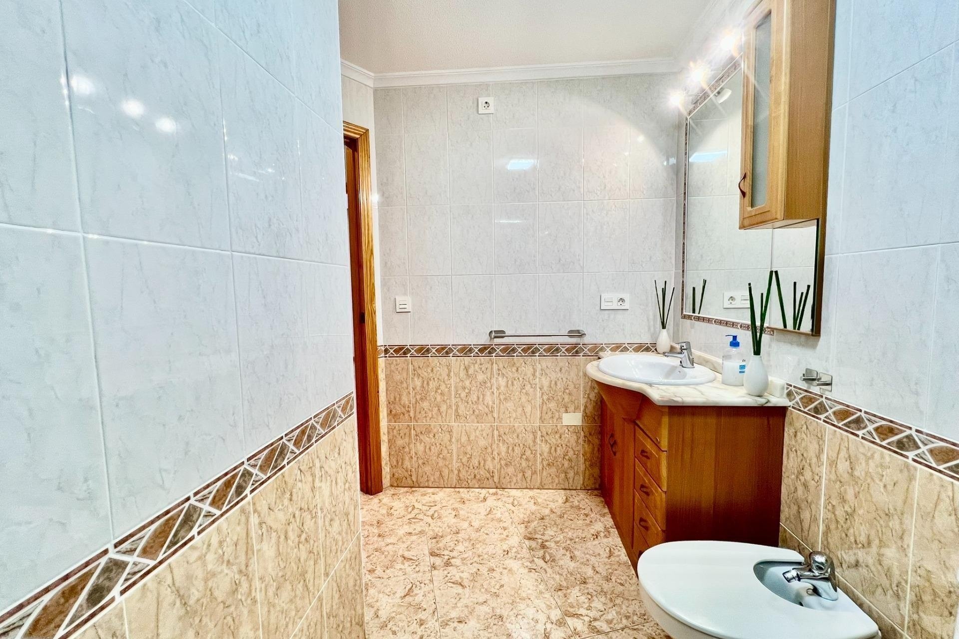 Herverkoop - Apartamento -
Torrevieja - Playa del Cura