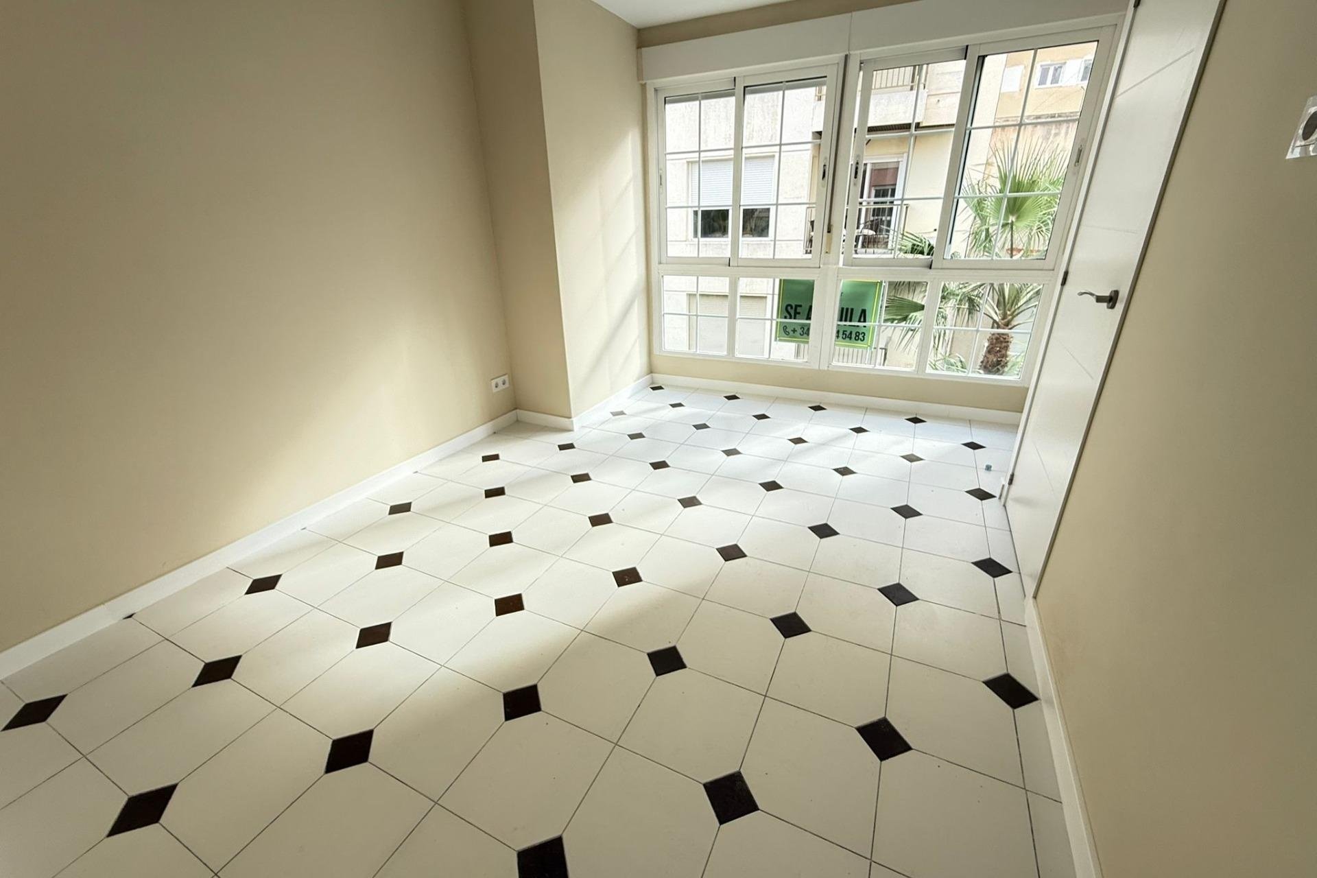 Herverkoop - Apartment -
Torrevieja - Centro