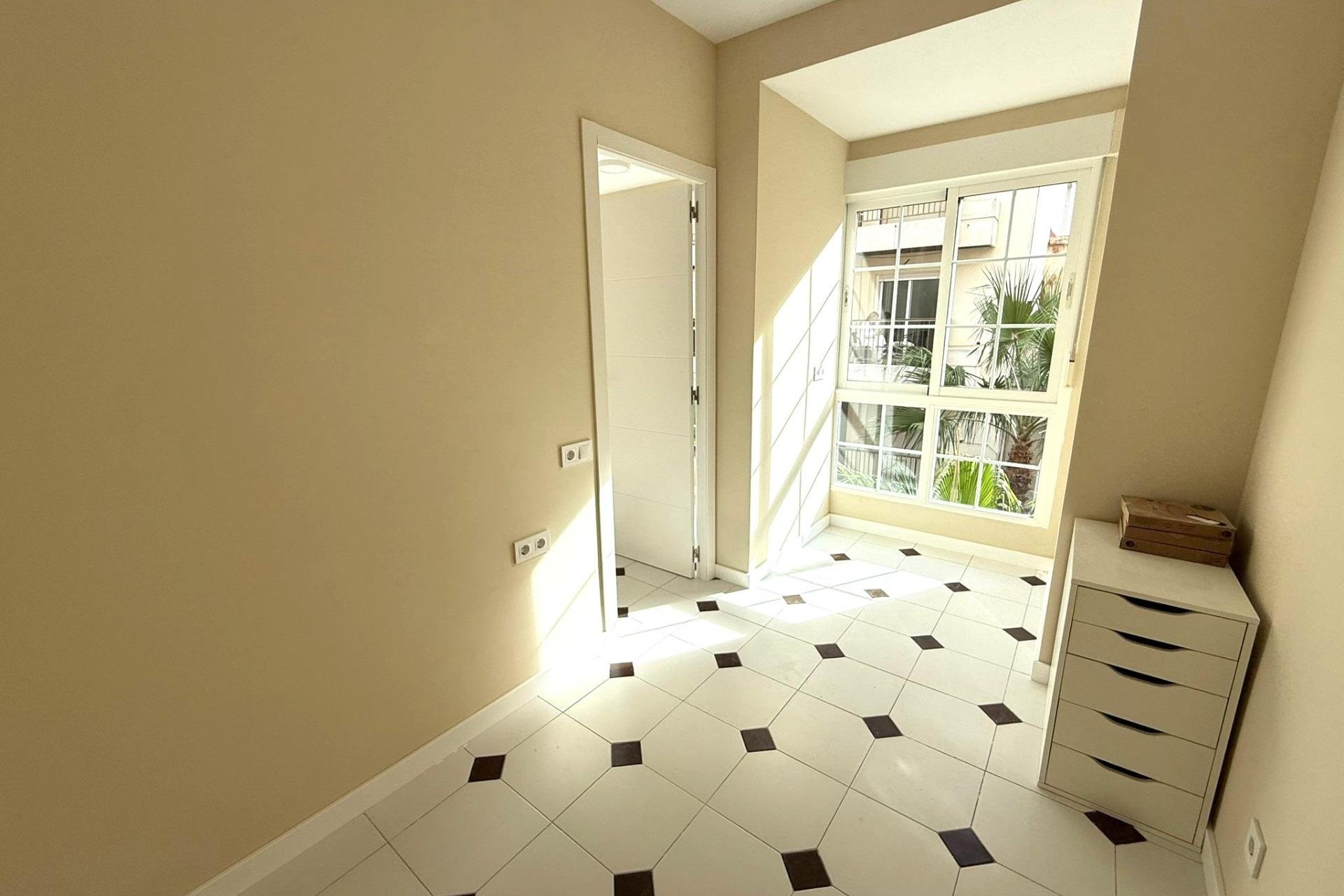 Herverkoop - Apartment -
Torrevieja - Centro