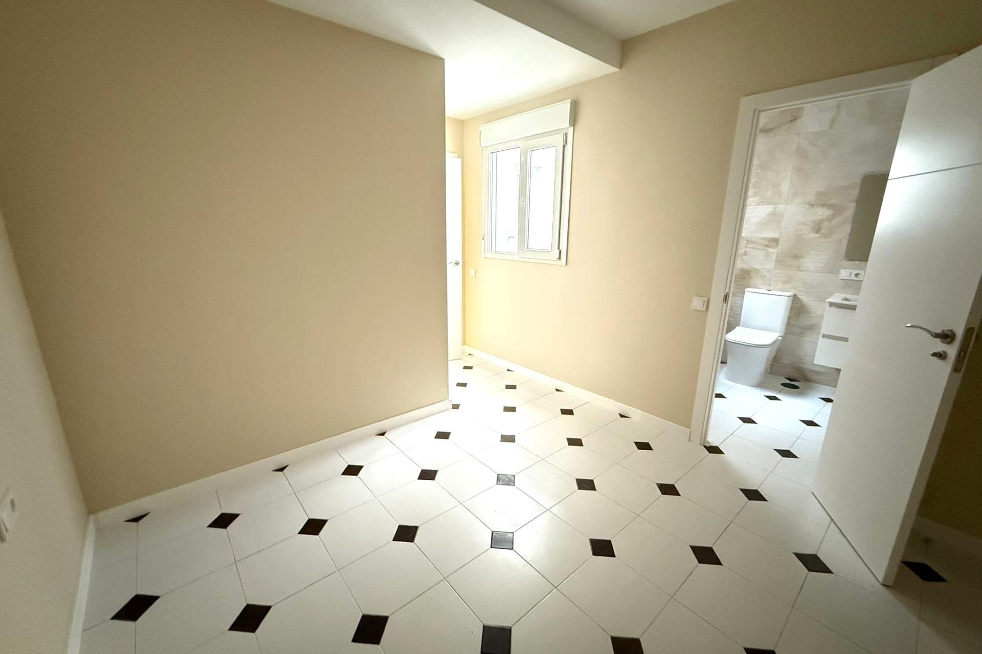 Herverkoop - Apartment -
Torrevieja - Centro