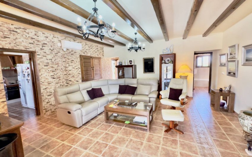 Herverkoop - Country House -
Orihuela