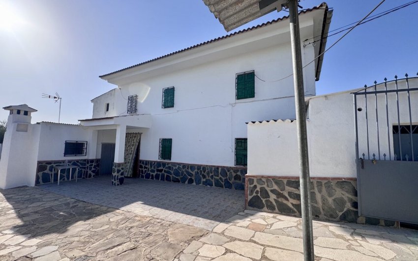 Herverkoop - Finca -
Algarinejo - Inland