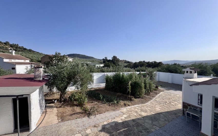 Herverkoop - Finca -
Algarinejo - Inland