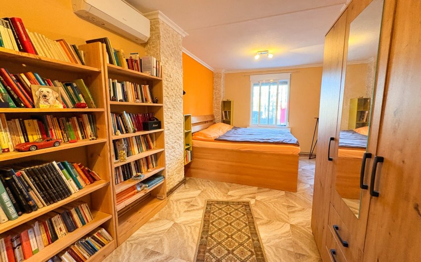 Herverkoop - Herenhuis -
Crevillente