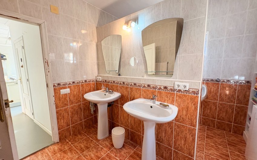 Herverkoop - Herenhuis -
Crevillente