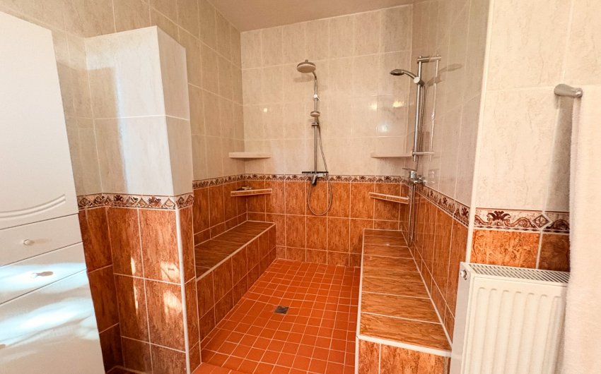 Herverkoop - Herenhuis -
Crevillente