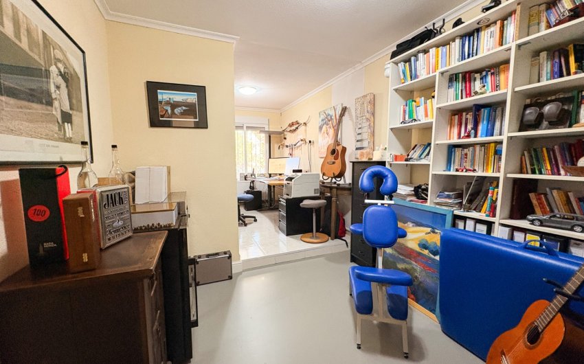 Herverkoop - Herenhuis -
Crevillente