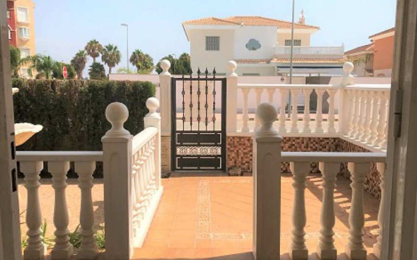 Herverkoop - Herenhuis -
Los Alcazares - Gated complex El Divino