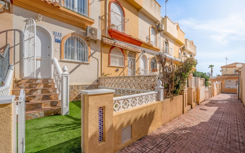 Herverkoop - Herenhuis -
Orihuela Costa - La Florida