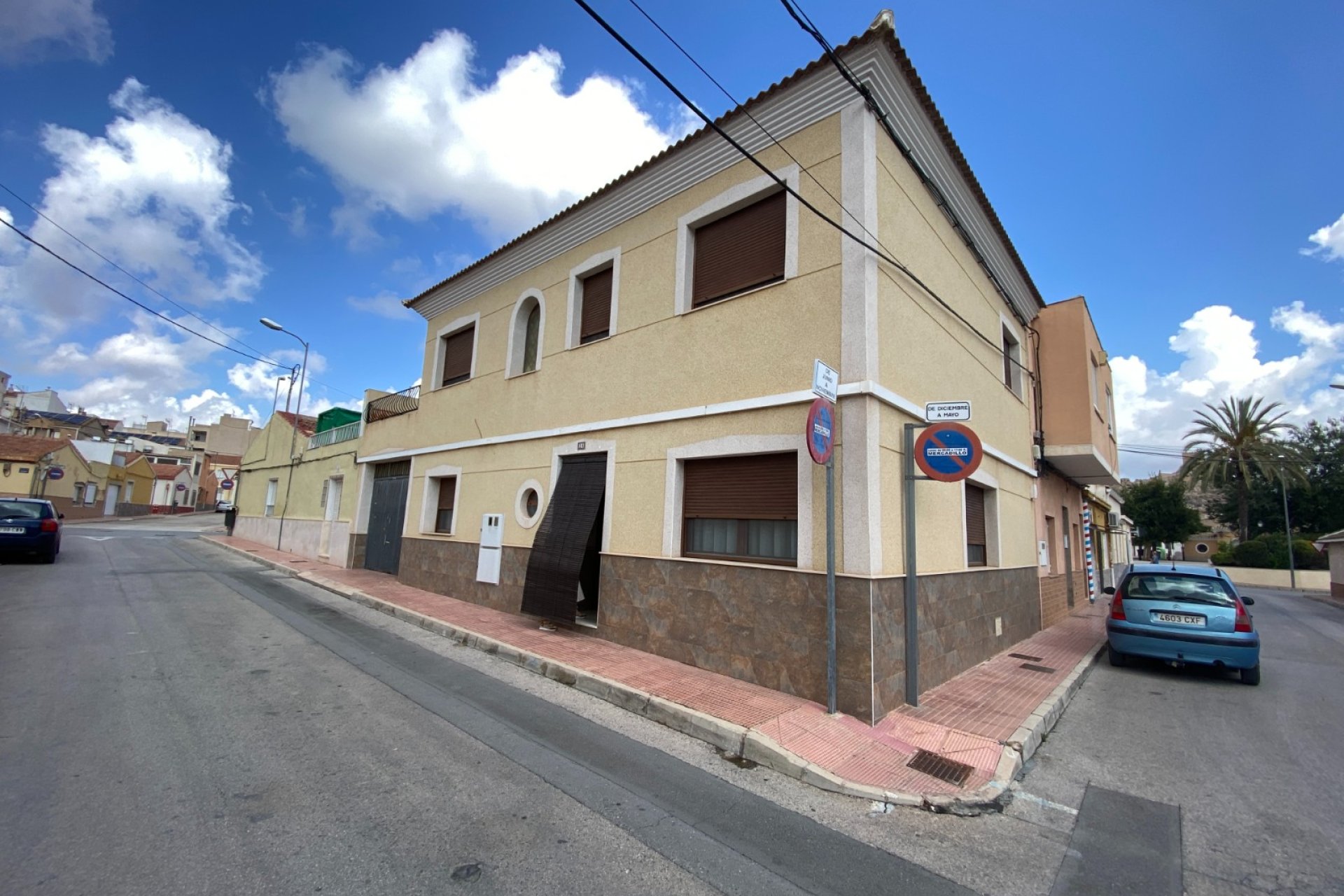 Herverkoop - Herenhuis -
Sax