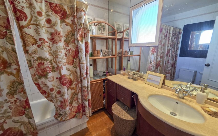 Herverkoop - Town House -
Casares Playa - Costa del Sol