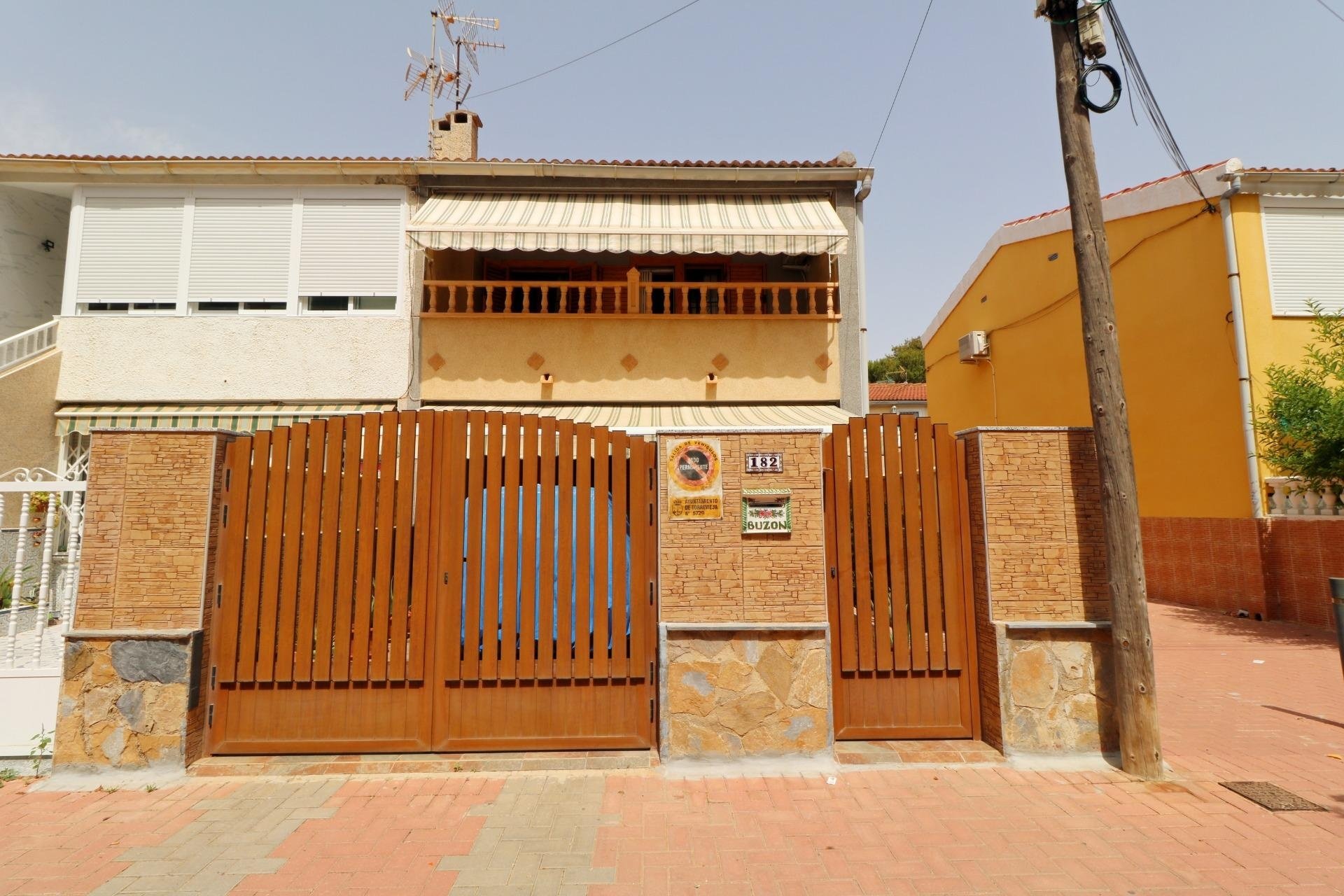 Herverkoop - Town House -
Torrevieja - Playa De Los Naufragos
