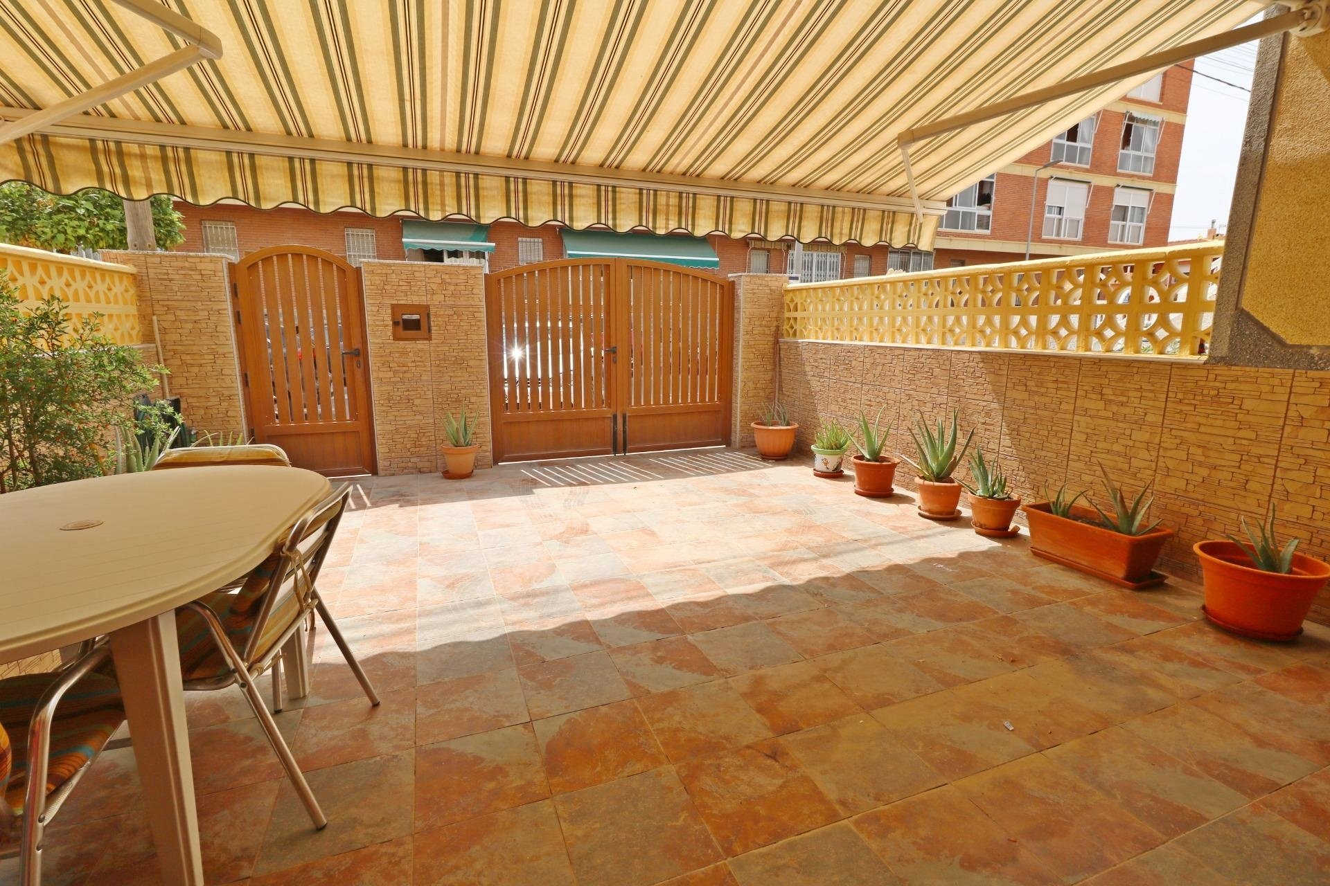 Herverkoop - Town House -
Torrevieja - Playa De Los Naufragos