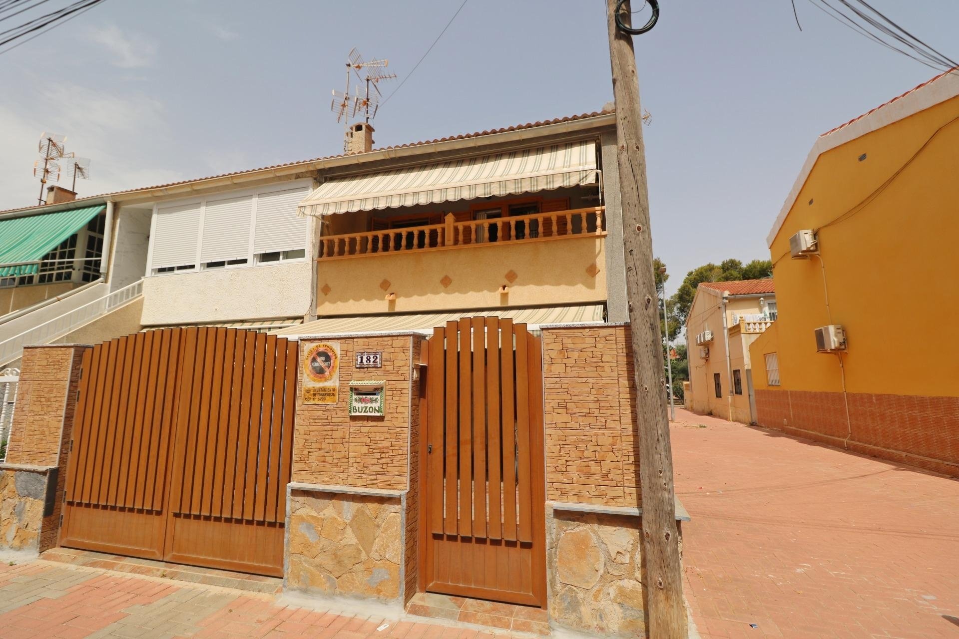 Herverkoop - Town House -
Torrevieja - Playa De Los Naufragos