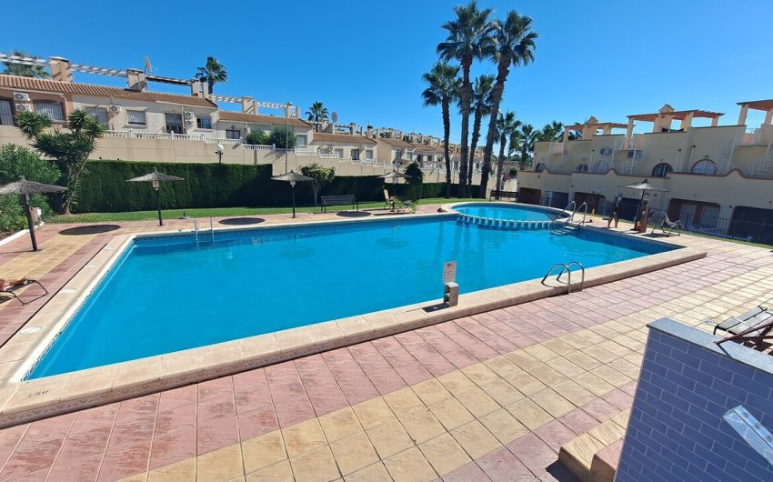 Herverkoop - Town House -
Villamartin - Las filipinas