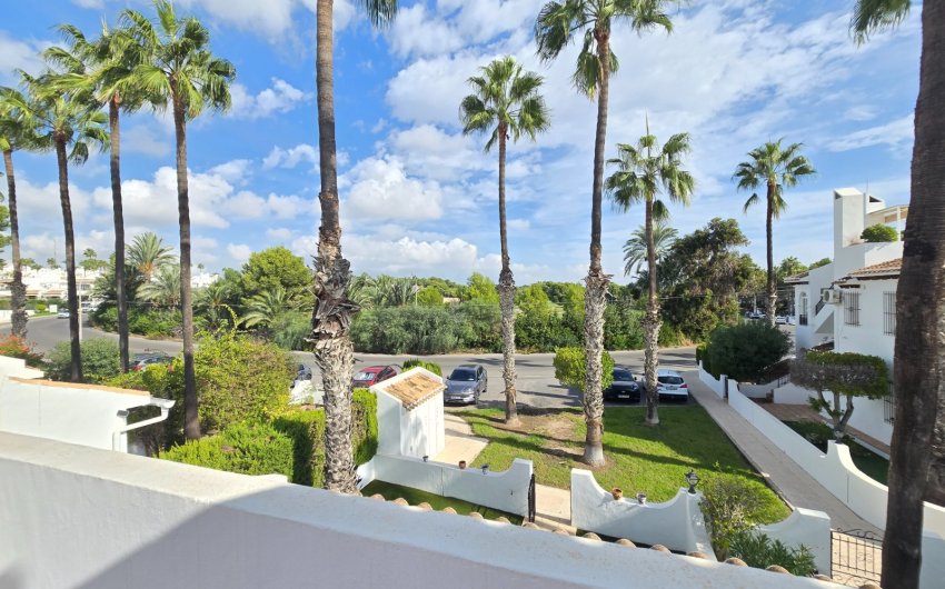 Herverkoop - Townhouse * -
Villamartin * - Los Dolses *
