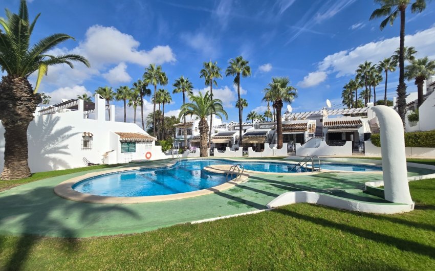 Herverkoop - Townhouse * -
Villamartin * - Los Dolses *