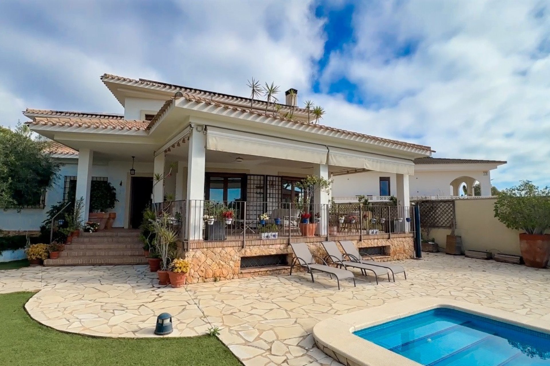 Herverkoop - Villa -
Alicante - Campoamor
