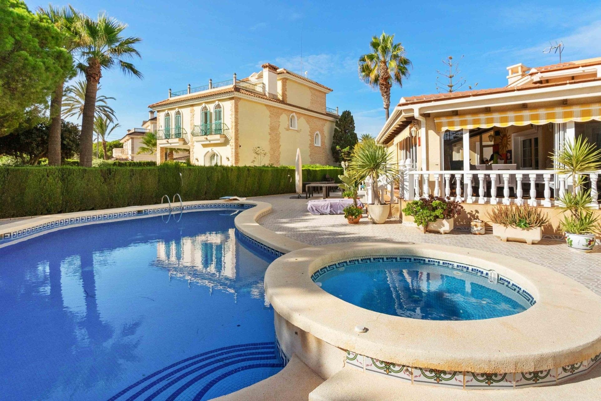 Herverkoop - Villa -
Cabo Roig - Muy Cerca De La Playa