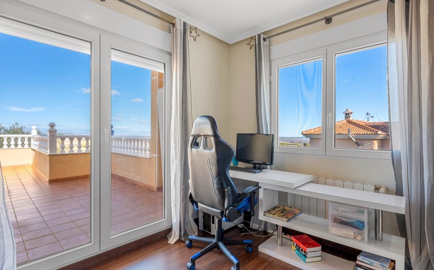 Herverkoop - Villa -
Ciudad De Las Comunicaciones - Costa Blanca