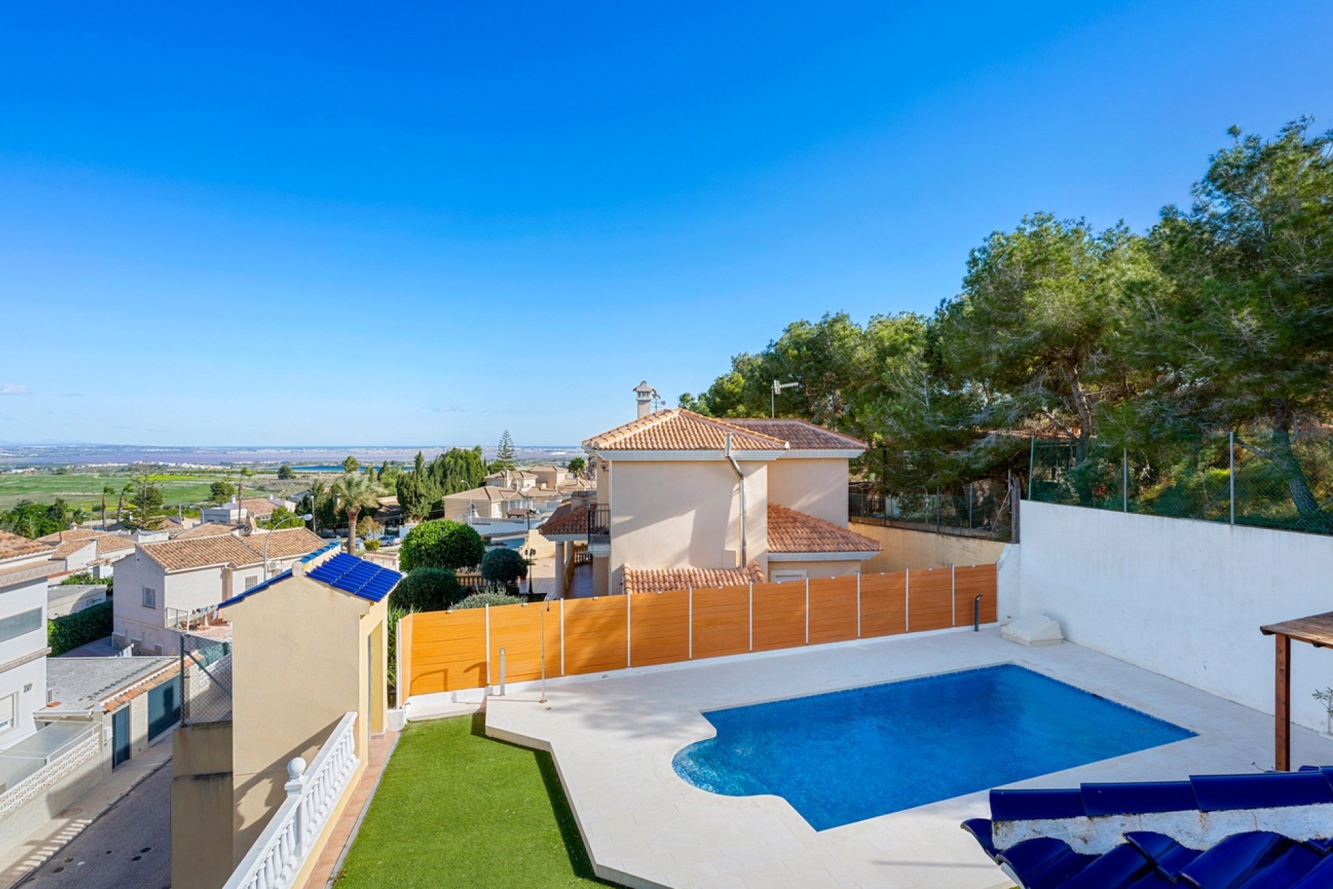 Herverkoop - Villa -
Ciudad De Las Comunicaciones - Costa Blanca