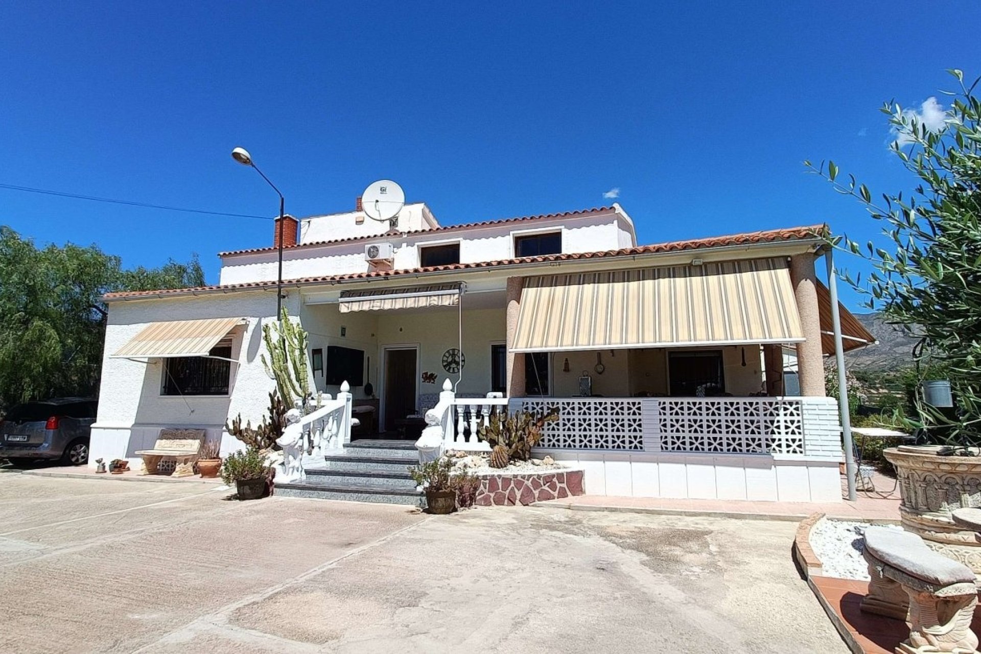 Herverkoop - Villa -
Crevillent - Inland