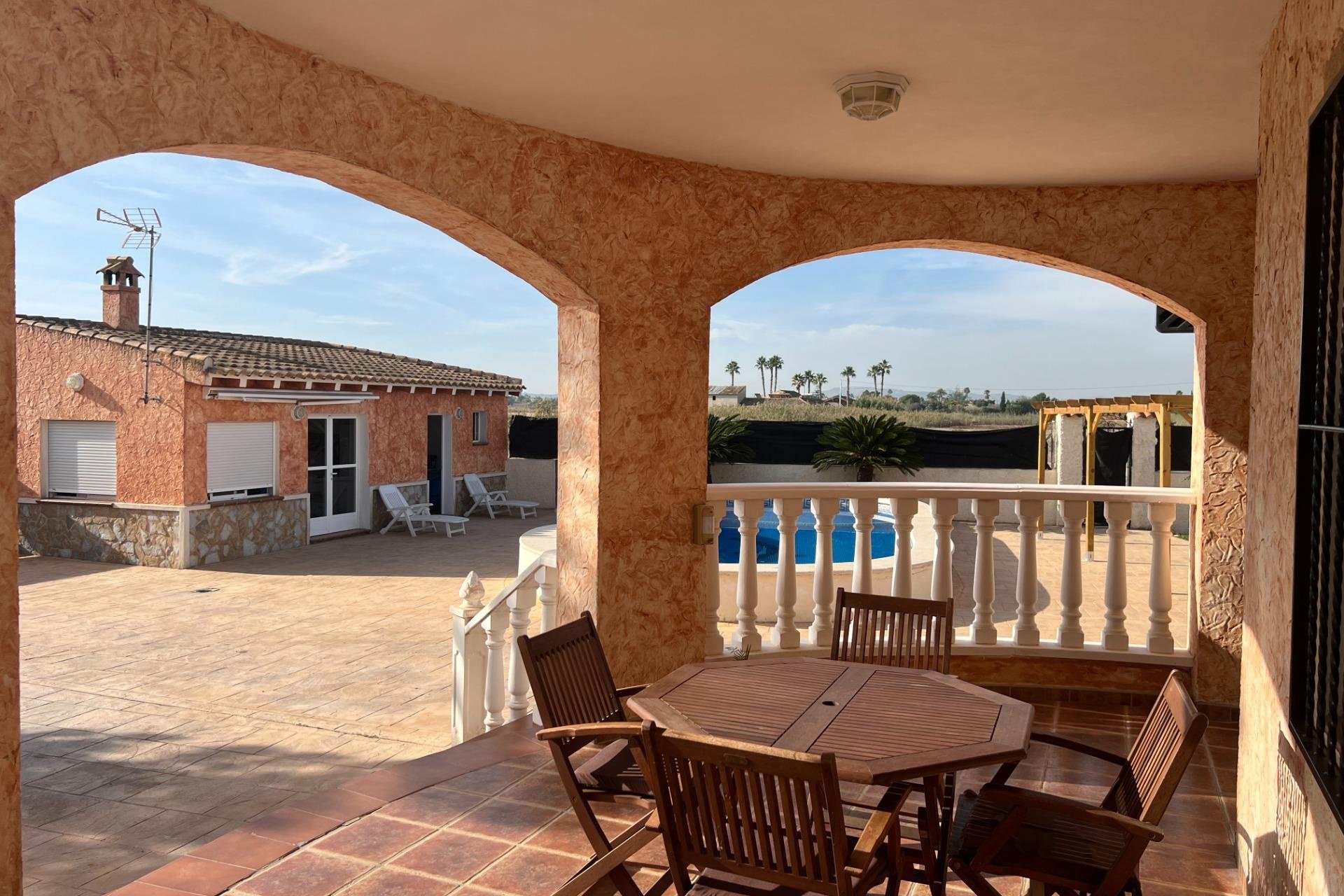 Herverkoop - Villa -
Dolores - Cmno. Escorredor