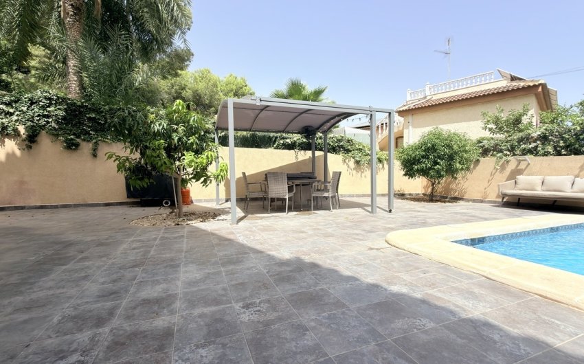 Herverkoop - Villa -
El Galan - Inland