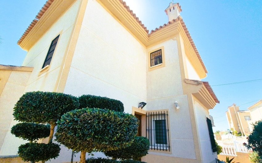 Herverkoop - Villa -
El Galan - Inland