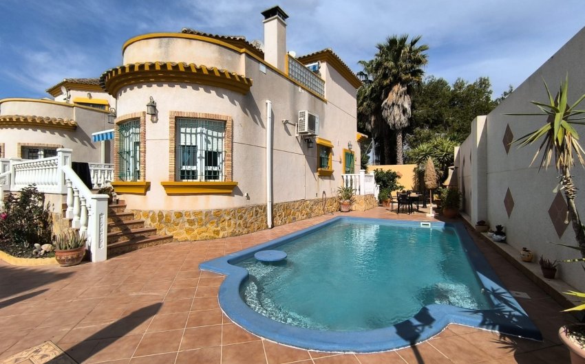 Herverkoop - Villa -
El Raso - Costa Blanca