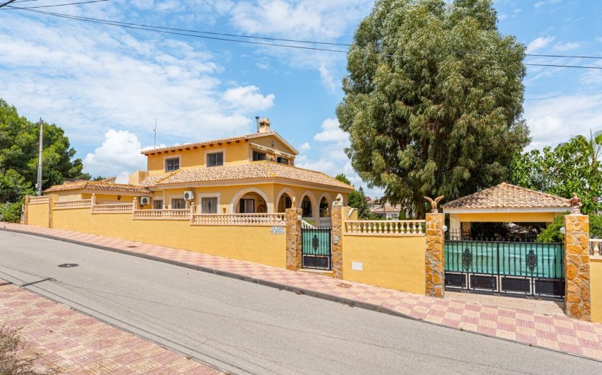 Herverkoop - Villa -
Jacarilla - Inland