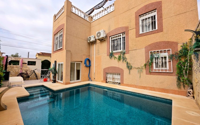 Herverkoop - Villa -
La Marina - La Marina Urb