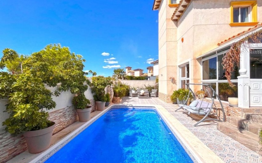 Herverkoop - Villa -
La Zenia - Costa Blanca