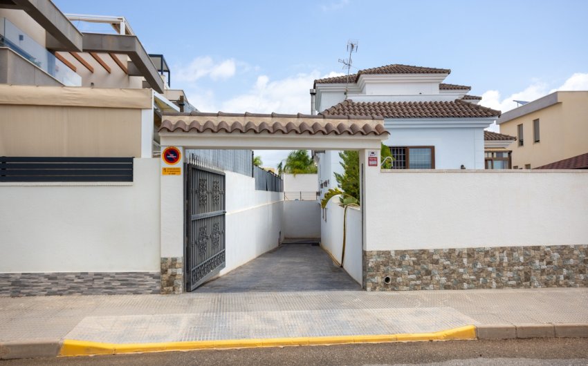 Herverkoop - Villa -
Los Montesinos - La Herrada