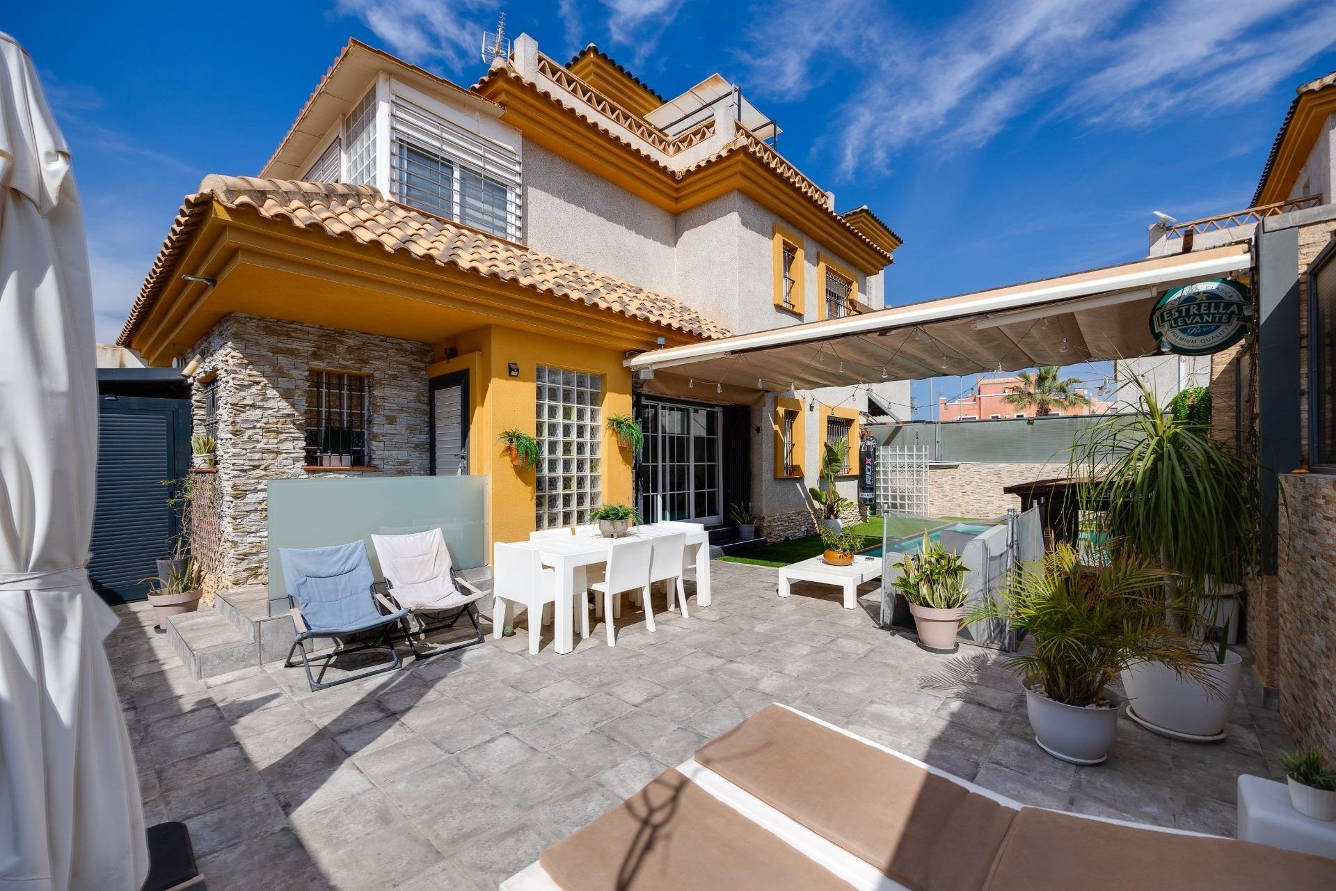 Herverkoop - Villa -
Los Montesinos - La Herrada