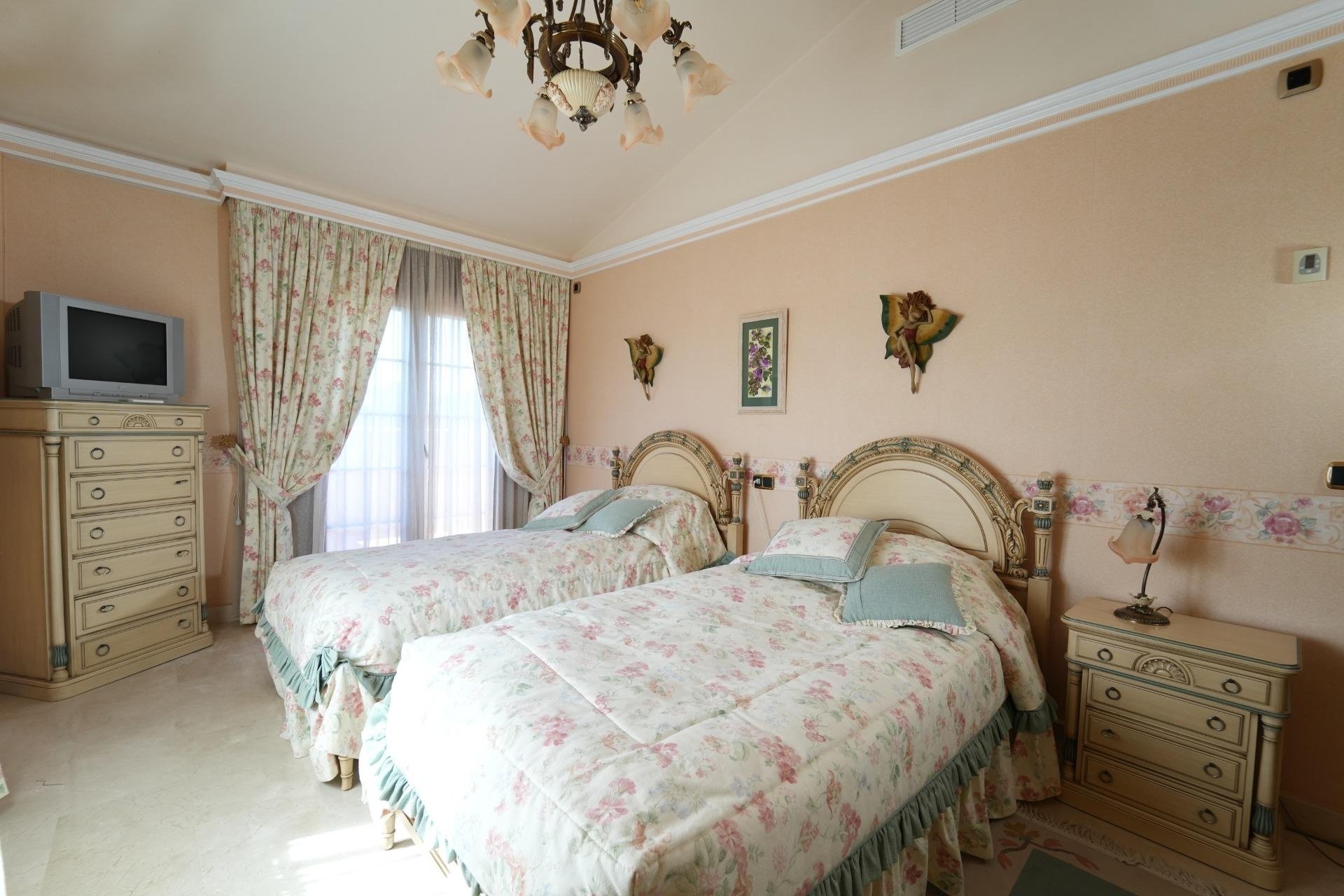 Herverkoop - Villa -
Orihuela Costa - Campoamor