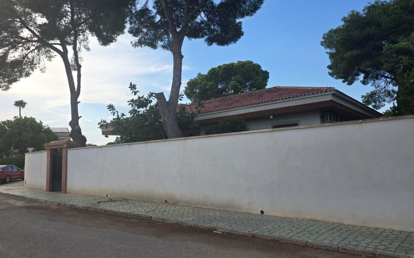 Herverkoop - Villa -
Orihuela Costa - Campoamor