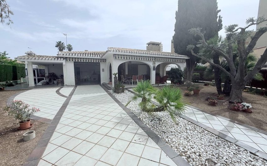 Herverkoop - Villa -
Orihuela Costa - Campoamor