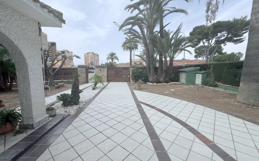 Herverkoop - Villa -
Orihuela Costa - Campoamor