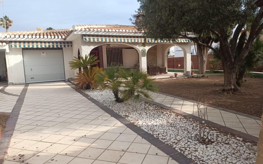 Herverkoop - Villa -
Orihuela Costa - Campoamor