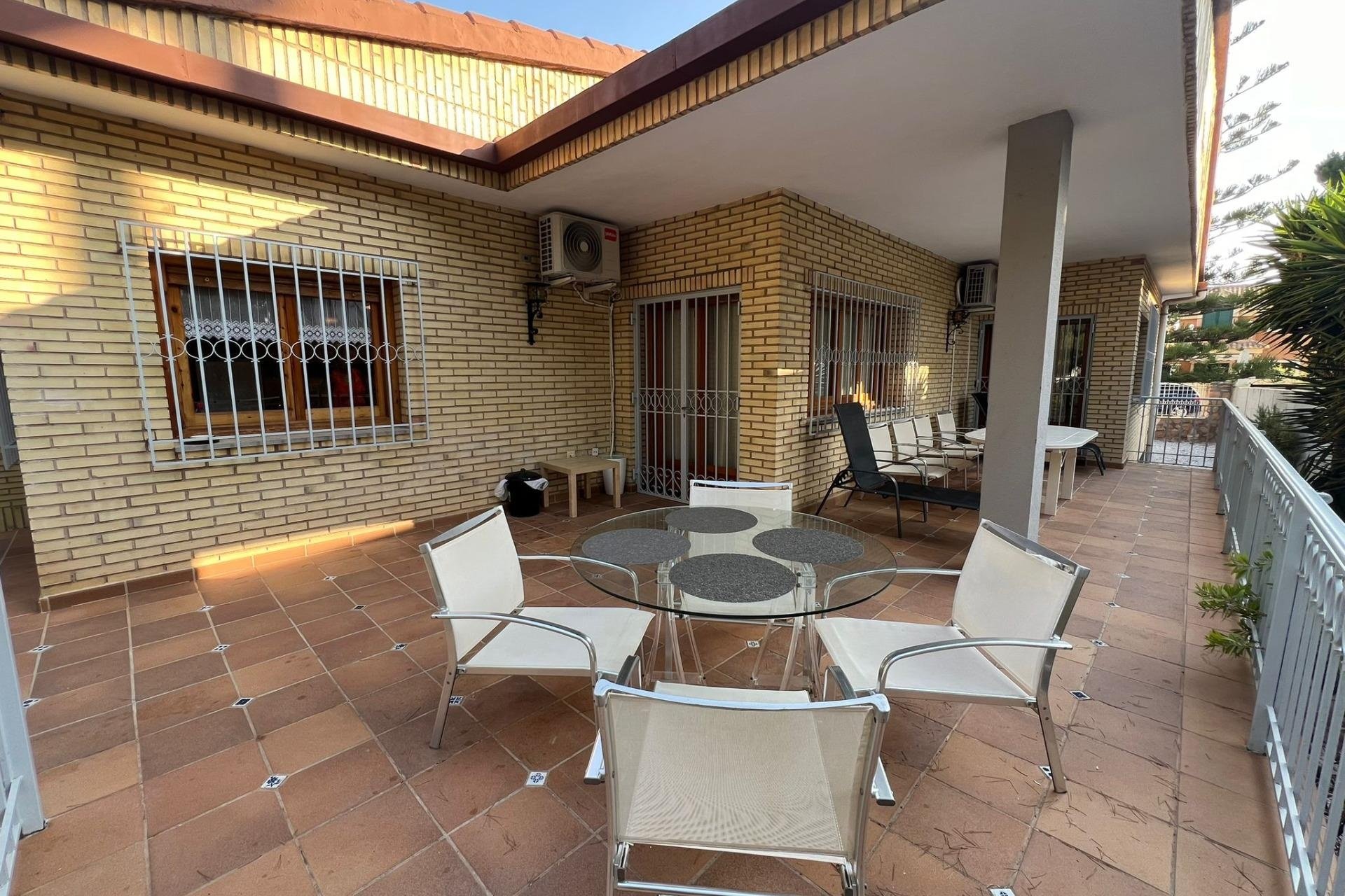 Herverkoop - Villa -
Orihuela Costa - Campoamor