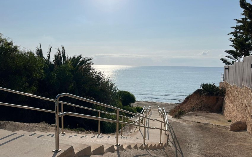 Herverkoop - Villa -
Orihuela Costa - Campoamor