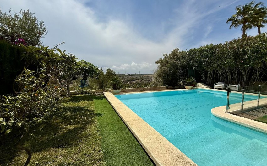 Herverkoop - Villa -
Orihuela Costa - Costa Blanca