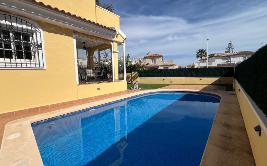 Herverkoop - Villa -
Orihuela Costa - Costa Blanca