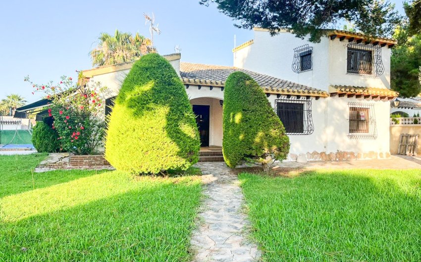 Herverkoop - Villa -
Orihuela Costa - Punta Prima