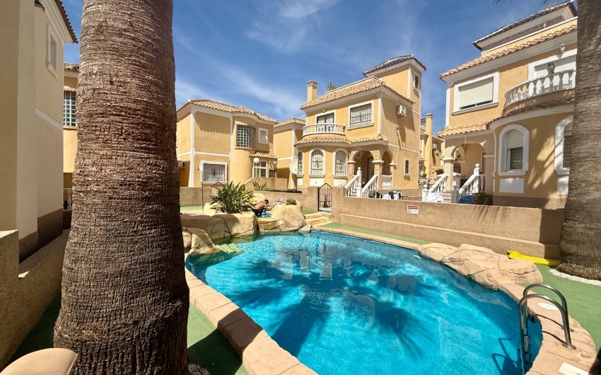 Herverkoop - Villa -
Orihuela Costa - Villamartín