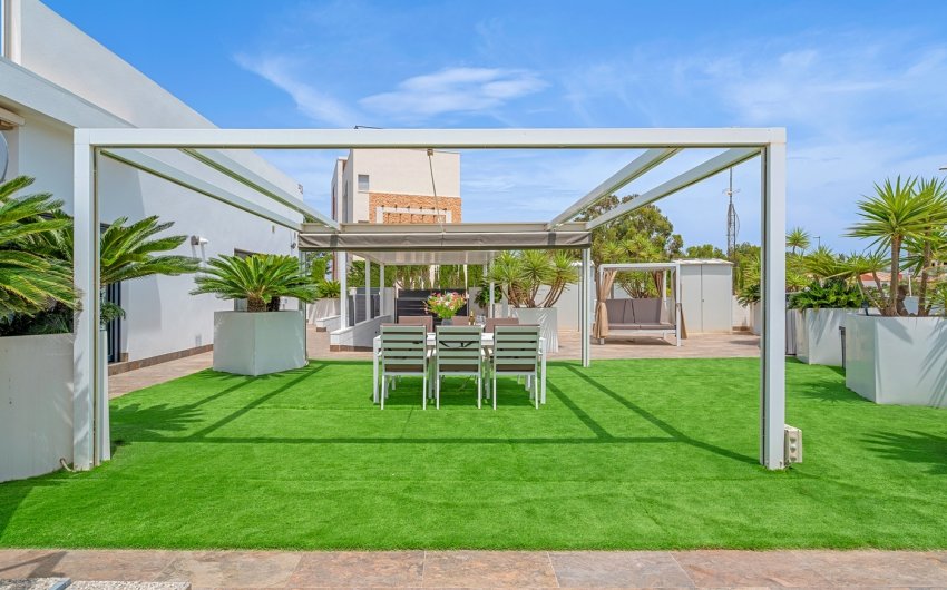 Herverkoop - Villa -
Orihuela Costa - Villamartín