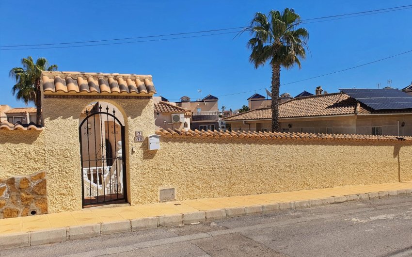 Herverkoop - Villa -
Orihuela Costa - Villamartin