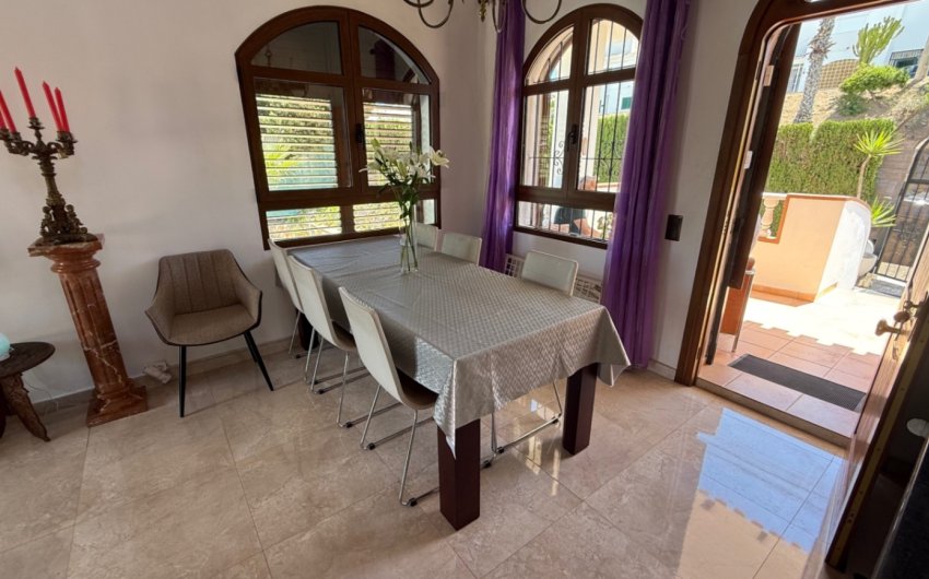 Herverkoop - Villa -
Orihuela - Inland